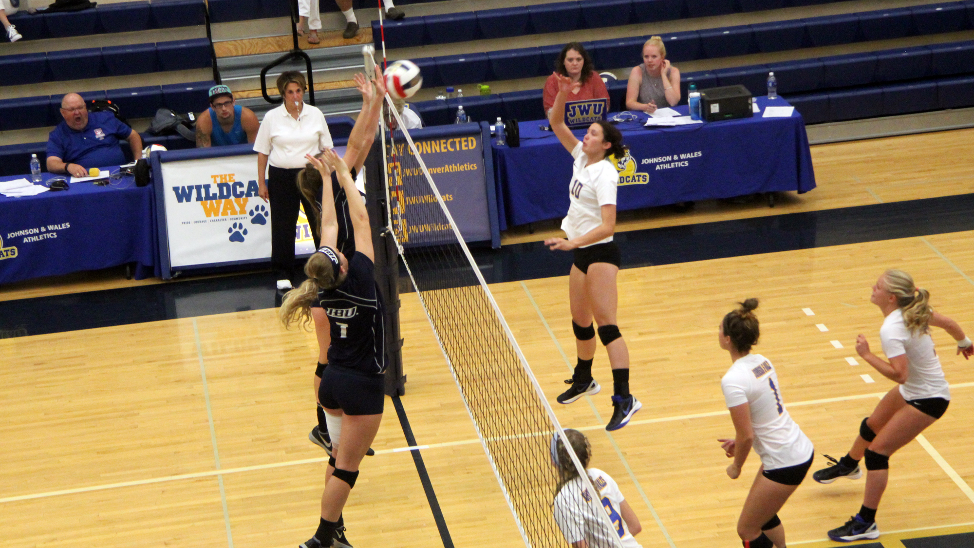 Volleyball opens 2016 with sweep