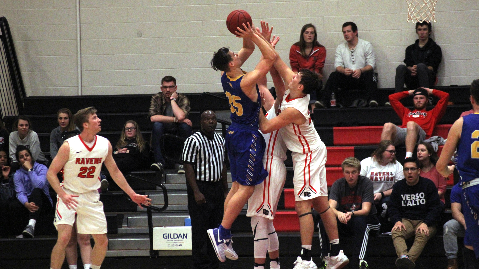 Large lead evaporates as men’s basketball falls narrowly at Benedictine