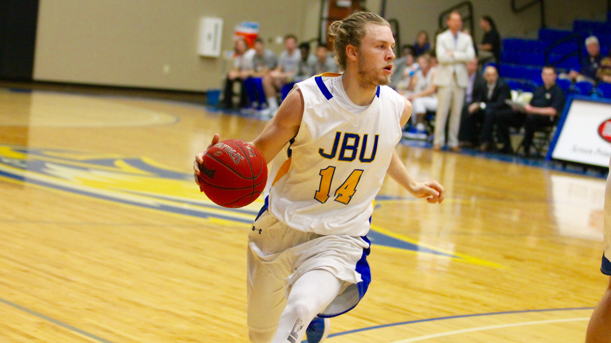 Caudle powers men’s basketball to 1-1 weekend in classic