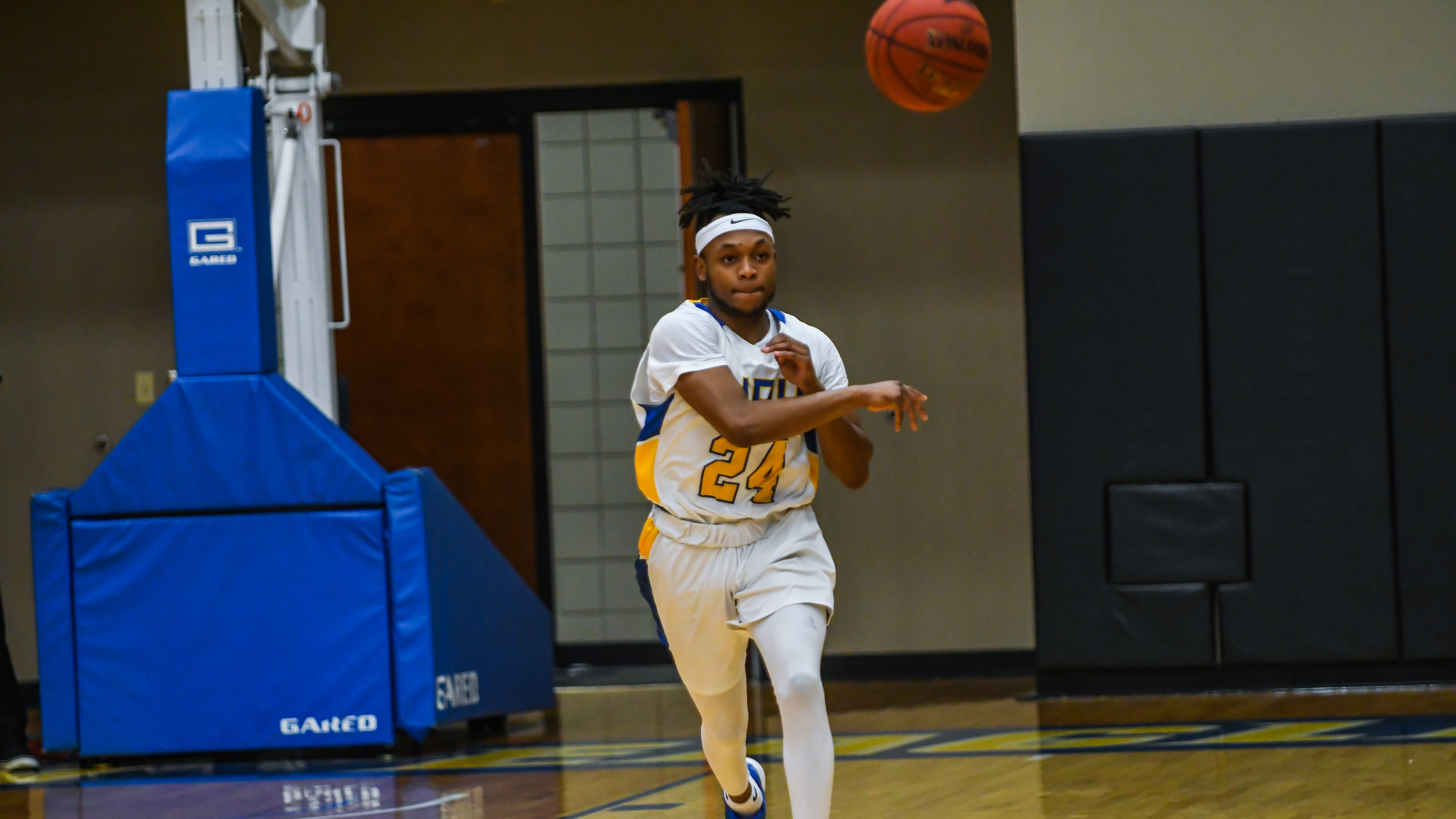 Second-half run hands men’s basketball road win at Southwestern Christian