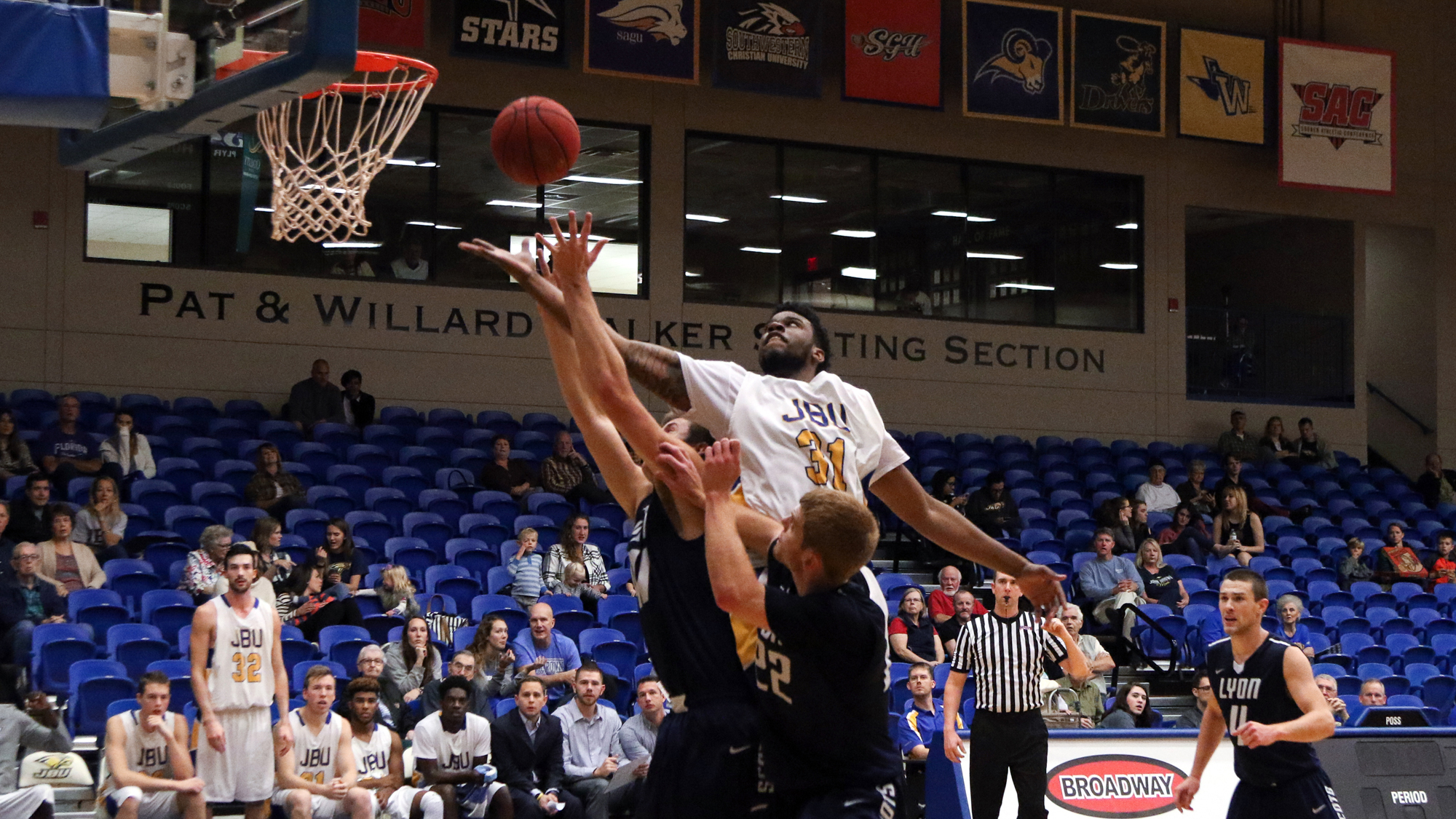 Men’s basketball gets revenge, slips past Lyon